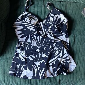Used/good condition. Caribbean Joe Swimsuit top, Women’s size 10, white/navy